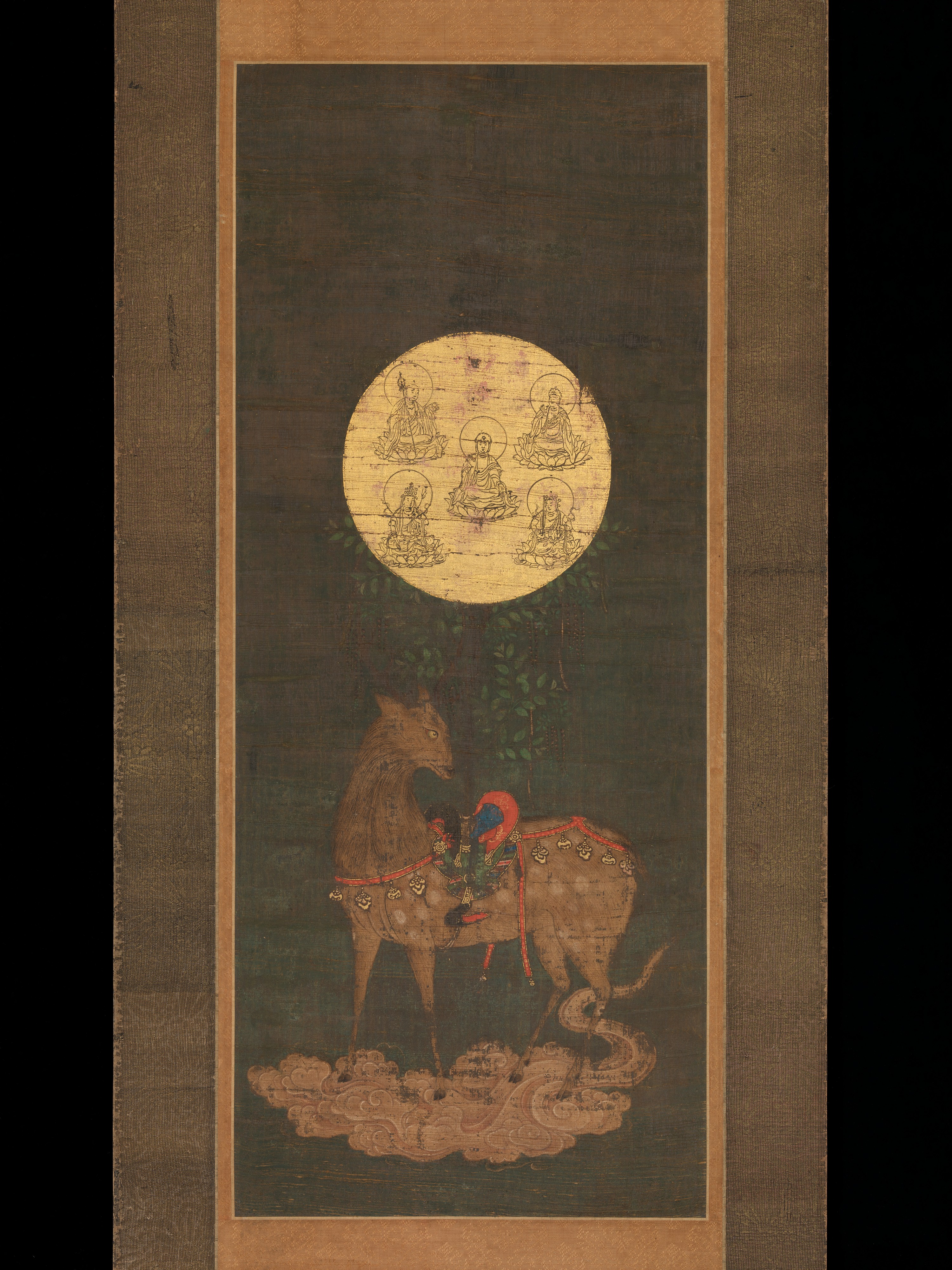 14 世纪日本春日鹿曼荼罗,神鹿背负神树与圆形佛像群,表现春日神祇与佛教本地垂迹的结合